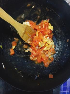 5.  将鸡蛋倒入快炒好的西红柿内进行翻炒。