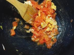 5.  将鸡蛋倒入快炒好的西红柿内进行翻炒。