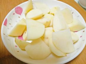 2．土豆滚刀切块。