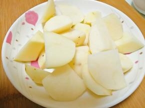 2．土豆滚刀切块。