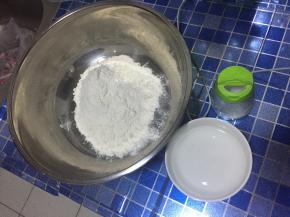 1.  取适量面粉于盆内，用淡盐水和面