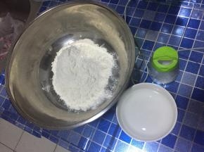 1.  取适量面粉于盆内，用淡盐水和面