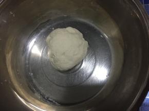 2．	把面揉成光滑的面团用保鲜膜包起来放20分钟