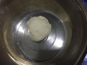 2．	把面揉成光滑的面团用保鲜膜包起来放20分钟