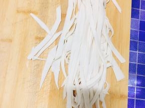 4. 将面团用擀面杖擀开，并用刀切成条状。
