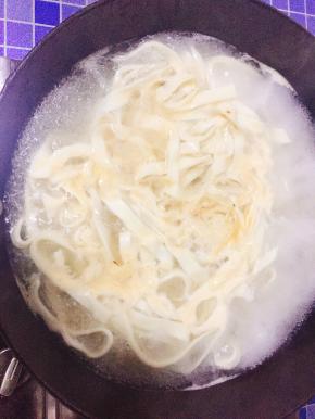5.  水开后加入面条。