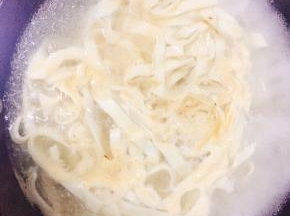 5.  水开后加入面条。