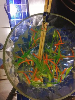 6.  调汤，将胡萝卜丝与青椒丝等放入大碗中，加入盐与鸡精，淋上热水。