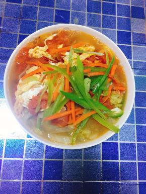 7.  将煮好的面条盛出，放入一点自己喜欢的配菜，淋上汤，一碗可口的酸汤面就做好了。