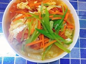 7.  将煮好的面条盛出，放入一点自己喜欢的配菜，淋上汤，一碗可口的酸汤面就做好了。