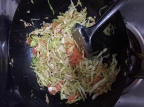 翻炒一分钟左右，把卷心菜放入锅中翻炒