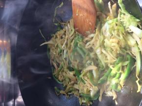 青椒放入锅中翻炒八分熟