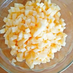 2．苹果削皮，切丁。