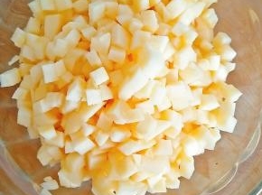 2．苹果削皮，切丁。