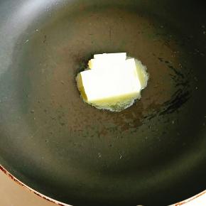 3.黄油放入锅内，开小火，融化。