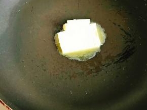 3.黄油放入锅内，开小火，融化。