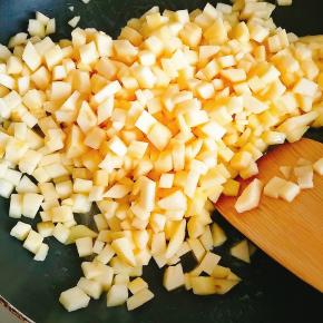 4.放入苹果丁翻炒。