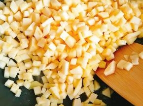 4.放入苹果丁翻炒。