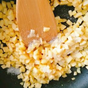 5.放入少许白砂糖继续翻炒至半透明状，然后浇入水淀粉。