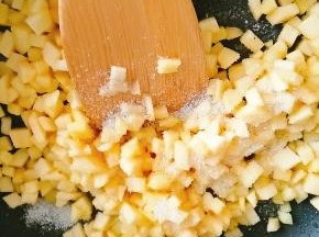 5.放入少许白砂糖继续翻炒至半透明状，然后浇入水淀粉。