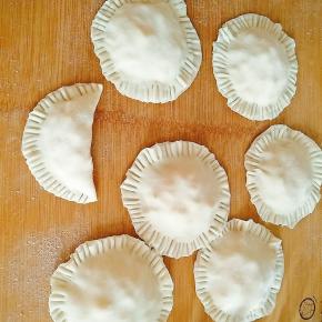 8.在上面再盖上一片饺子皮，用叉子压出花边，主要是为了防止馅露出。