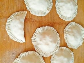 8.在上面再盖上一片饺子皮，用叉子压出花边，主要是为了防止馅露出。