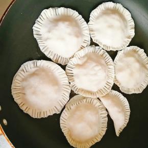 9.放入平底锅小火慢慢煎。