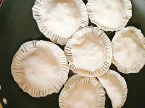 9.放入平底锅小火慢慢煎。