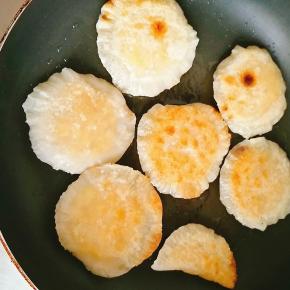 10.表面金黄，翻面即可，盖上锅盖。