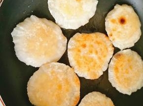 10.表面金黄，翻面即可，盖上锅盖。