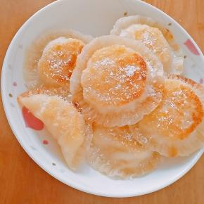 11.两面都金黄就可以拿出来啦，表面撒上椰蓉装饰。