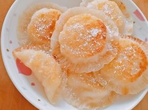 11.两面都金黄就可以拿出来啦，表面撒上椰蓉装饰。