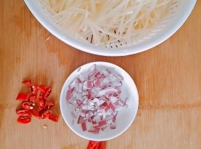 2．土豆擦丝，如果刀工好最好自己切，切好多洗几次，把淀粉洗掉。