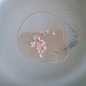 3.热锅冷油，放入花椒粒，制作花椒油，待花椒粒变黑捞出。