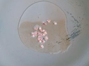 3.热锅冷油，放入花椒粒，制作花椒油，待花椒粒变黑捞出。