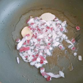 4.放入洋葱和生姜爆香，因为我没有葱了，用洋葱代替，最好用大葱。