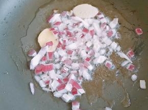 4.放入洋葱和生姜爆香，因为我没有葱了，用洋葱代替，最好用大葱。