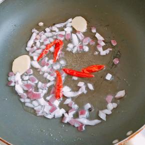 5.放入干辣椒。