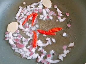 5.放入干辣椒。