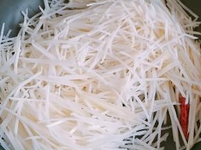 6.放入土豆丝快速翻炒，以防粘锅。