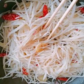 7.放鸡精、盐、醋调味，抄到土豆丝还保存一丝脆感时出锅。