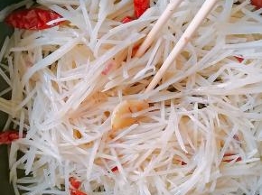 7.放鸡精、盐、醋调味，抄到土豆丝还保存一丝脆感时出锅。