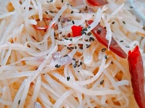 8.装盘撒上芝麻即可。