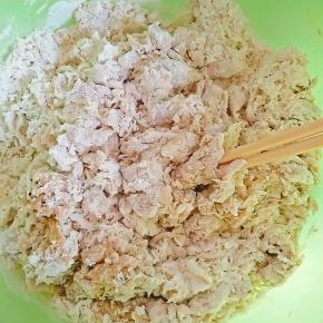 2.	将红糖放入牛奶中融化，用牛奶和面。