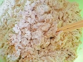 2.	将红糖放入牛奶中融化，用牛奶和面。