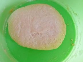 3．成絮状后揉成光滑的面团，放在温暖的地方醒发至2倍大。