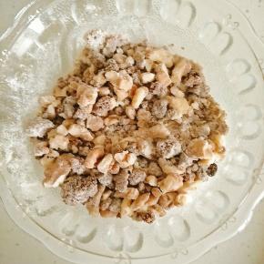 4.接下来和馅，红糖。核桃和面粉混合均匀即可。