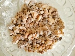 4.接下来和馅，红糖。核桃和面粉混合均匀即可。