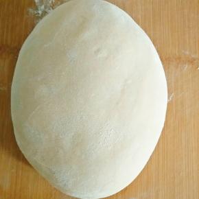 5.发好的面，多揉一会，至面团中间没有气泡即可。