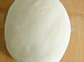 5.发好的面，多揉一会，至面团中间没有气泡即可。